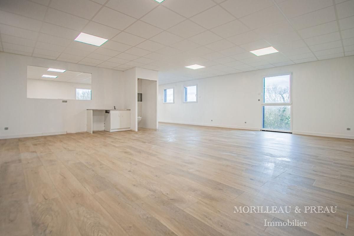 SAINT MARS DE COUTAIS - LOCAL D'ACTIVITES / ENTREPOT / BUREAUX  251 m²