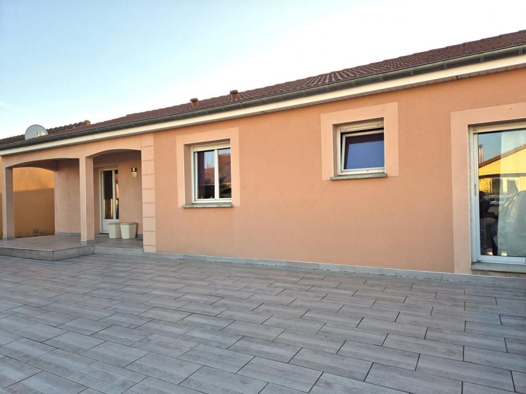Belle Maison Neuve, Moderne de Plain-pied de 117 m² avec une vaste Cour avant, un porche d'entrée, une grande terrasse avec abri de jardin et son terrain clos et arboré de 399 m²