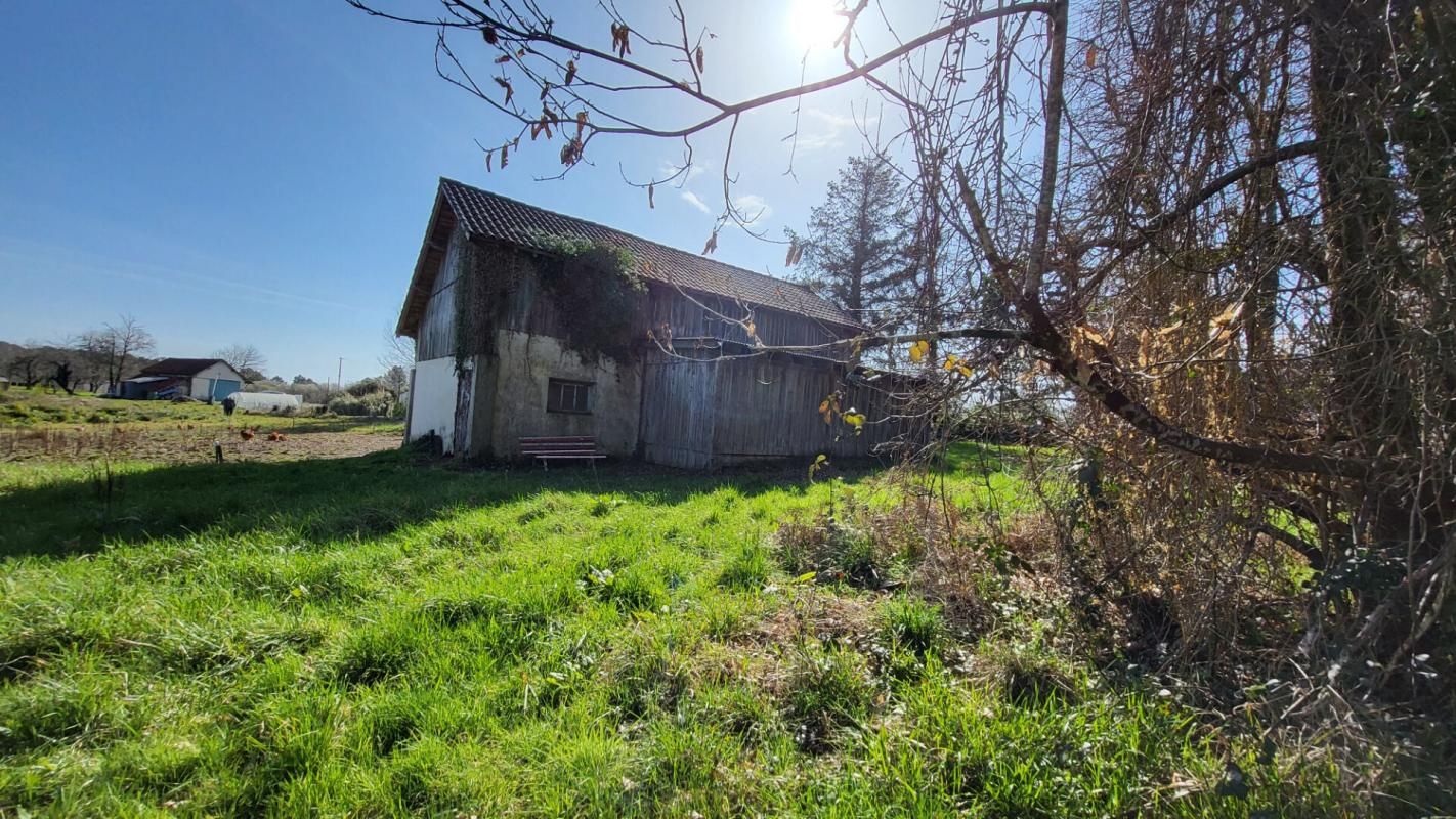 24130 Entre Bergerac et Mussidan Grange bois sur parcelles de 5900 m² environ
