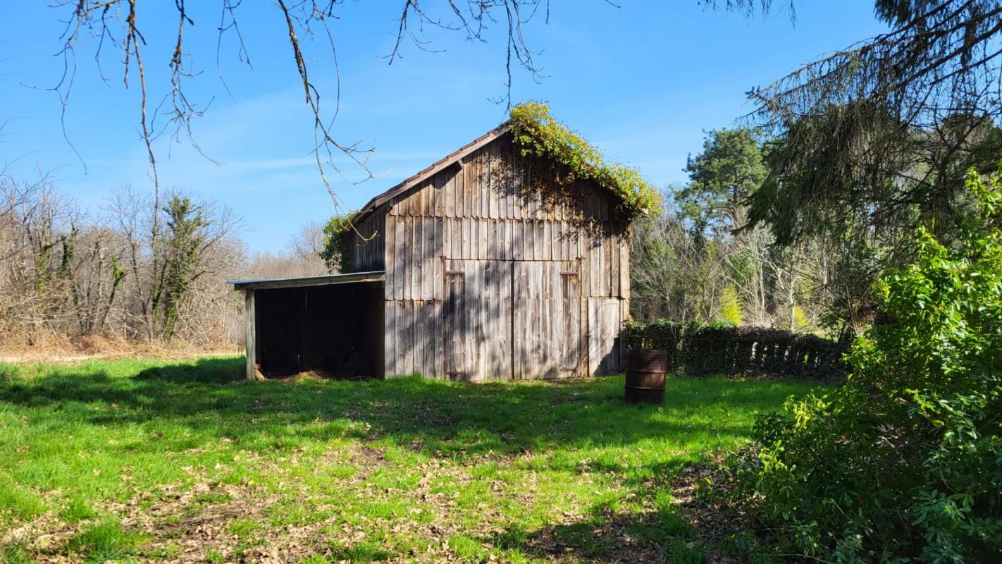 BOSSET 24130 Entre Bergerac et Mussidan Grange bois sur parcelles de 5900 m² environ 2
