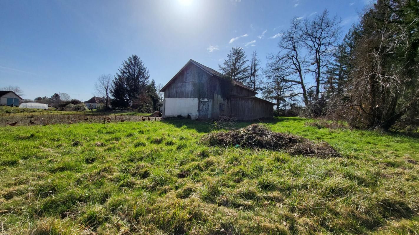 BOSSET 24130 Entre Bergerac et Mussidan Grange bois sur parcelles de 5900 m² environ 4