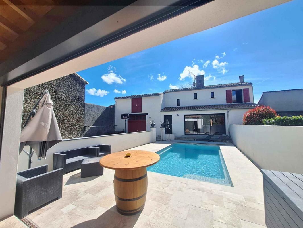 MAISON DE CARACTERE RENOVEE AVEC PISCINE ET DEPENDANCES