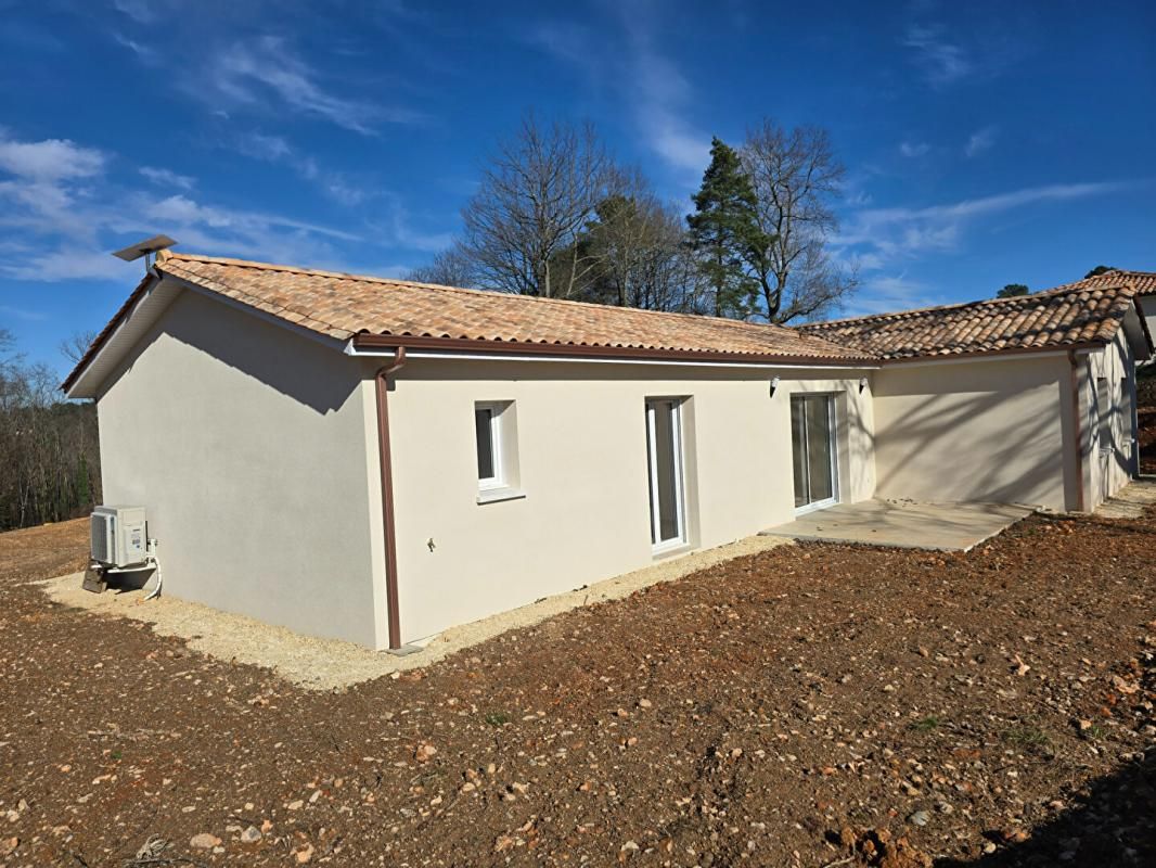 Maison neuve de plain pied (2024), type 5, sur un terrain d'environ 2000 m², avec garage privatif