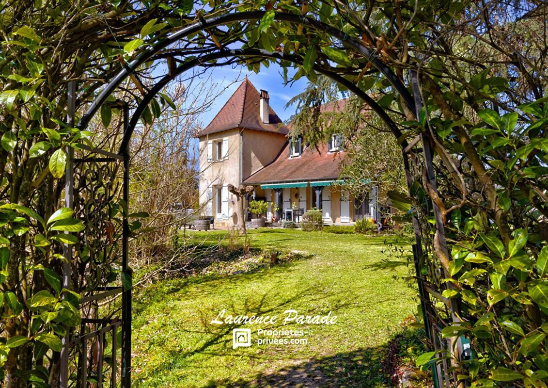 Maison avec parc, piscine, garage, mare, carport