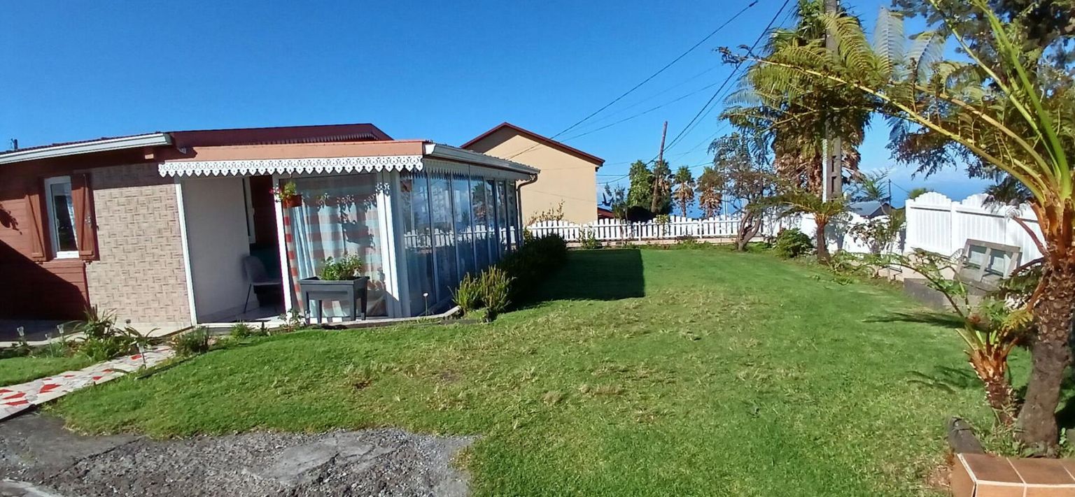 LE TAMPON Maison 5 pièce(s)  de 114 m2 , T1 de 23 m², cabanon de 7 m² sur  un terrain de 524 m² situé à la Plaine des Cafres 97430 LE TAMPON 2