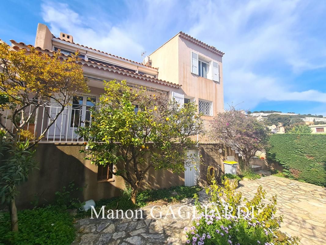BANDOL Proche Commerces et Port à pied- Villa T5 137m² avec aperçu mer 2