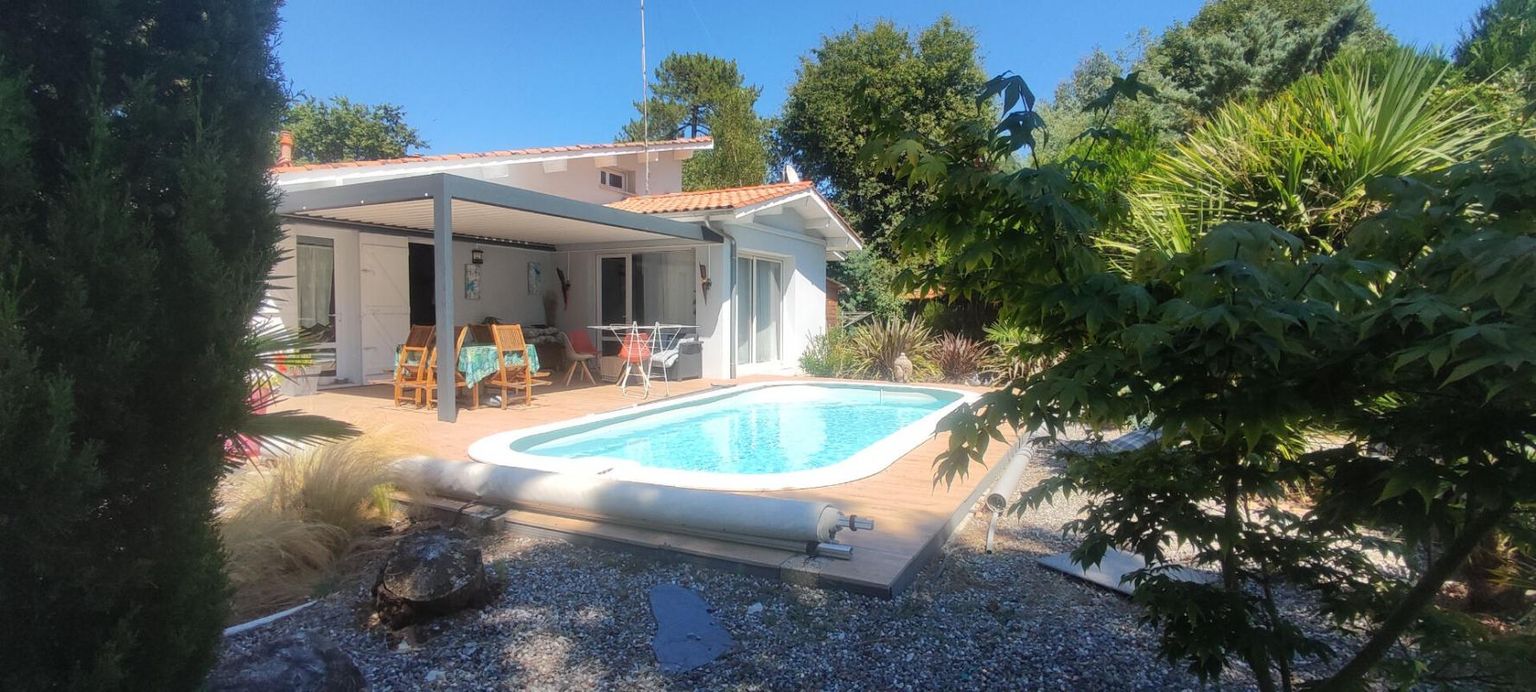 Maison rénovée avec piscine, secteur calme et proche commodités