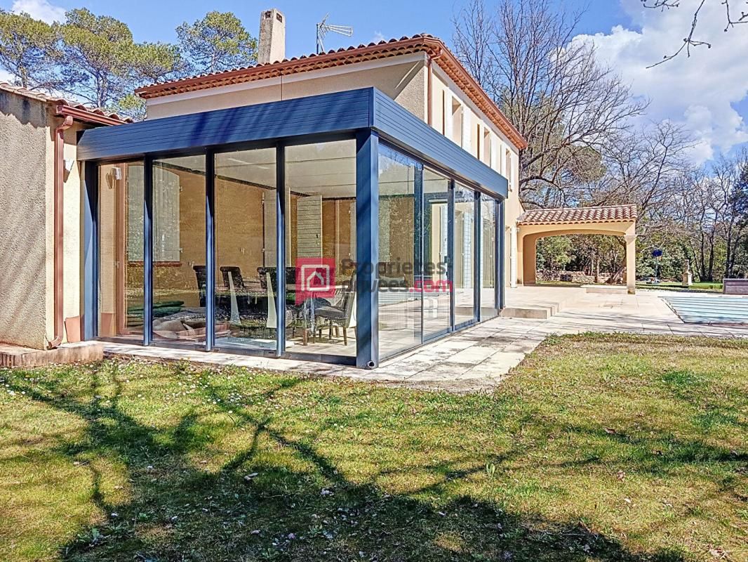 SAINT-MAXIMIN-LA-SAINTE-BAUME Maison 6 pièce(s) 150 m2 et appartement attenant de 35m2 3