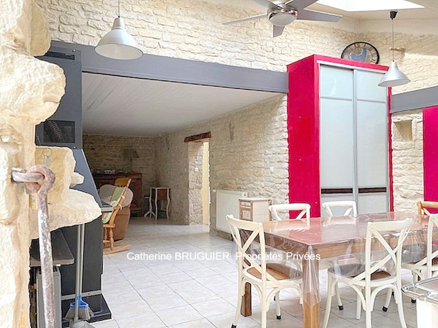 LOCATION MEUBLEE Maison 117 m2 centre village, 3 chambres, jardin et stationnements