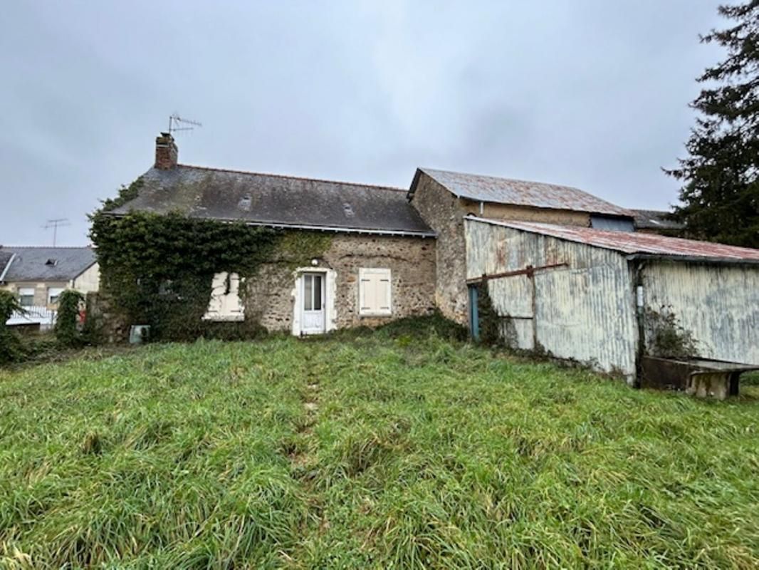 Maison de bourg en pierre à rénover