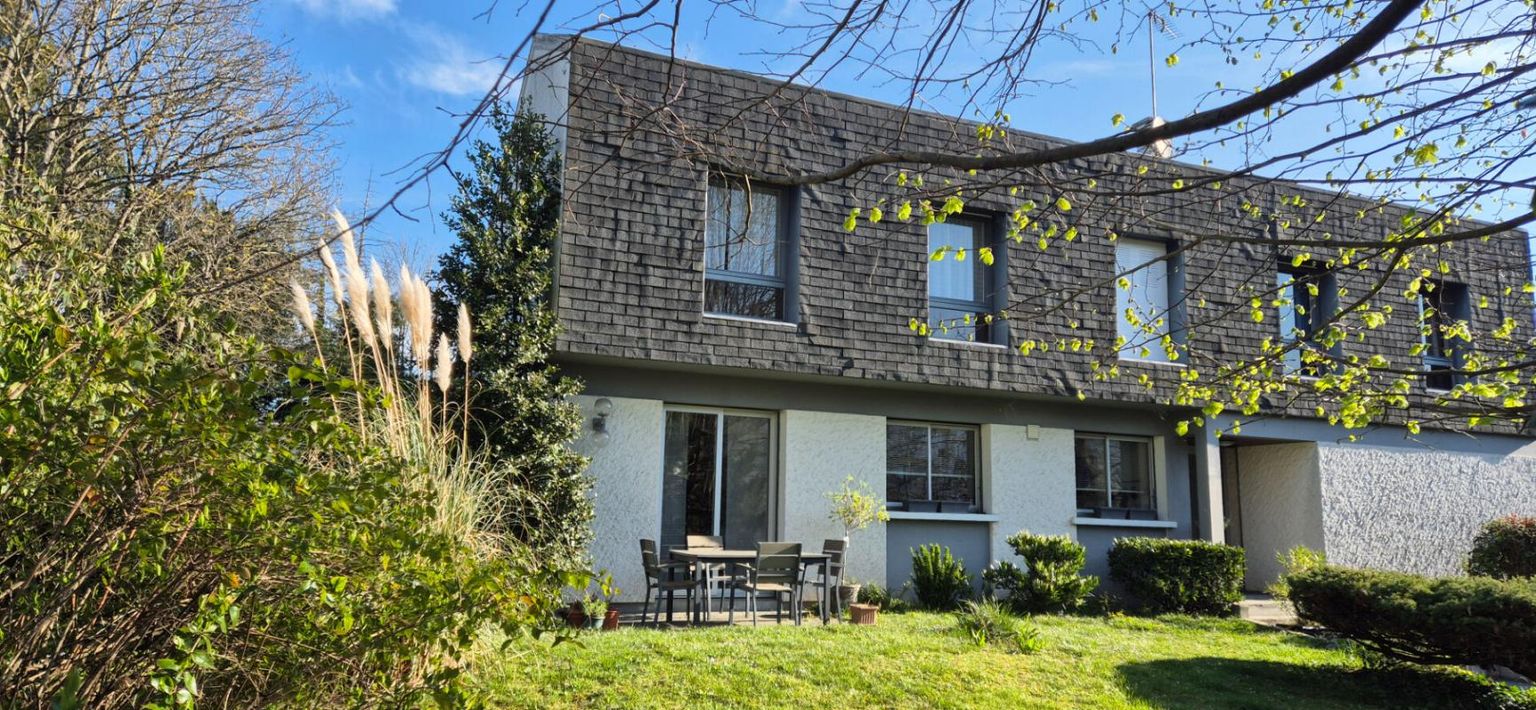Belle Maison d'Exception et d'Architecte de 245 m² avec, Cour sécurisée, garage double, atelier, terrasses, dépendance et terrain clos, arboré et paysager de 1450 m²