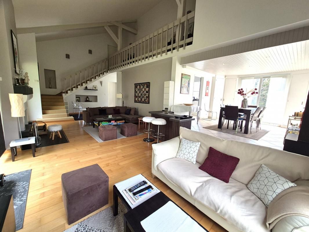 SAINT-DIZIER Belle Maison d'Exception et d'Architecte de 245 m² avec, Cour sécurisée, garage double, atelier, terrasses, dépendance et terrain clos, arboré et paysager de 1450 m² 4