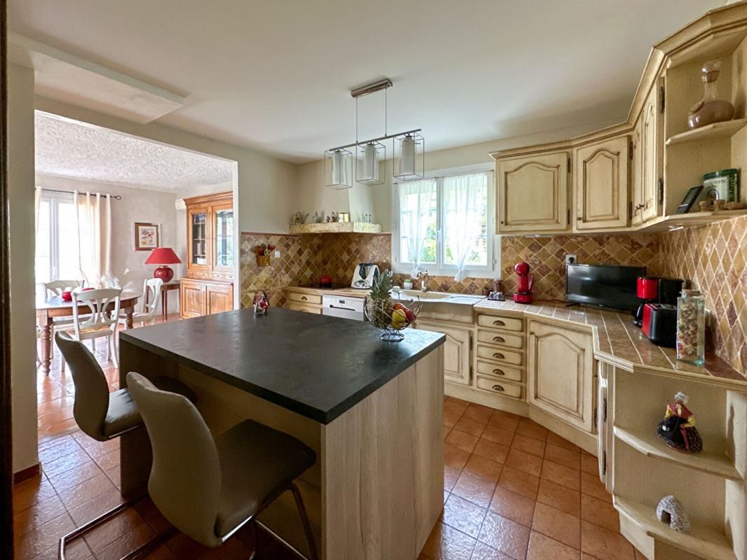 PIERREVERT SOUS COMPROMIS EXCLUSIVITE, à PIERREVERT, dans un cadre idyllique, superbe villa de 175 m² avec piscine et jardin arboré de 1650 m² 3