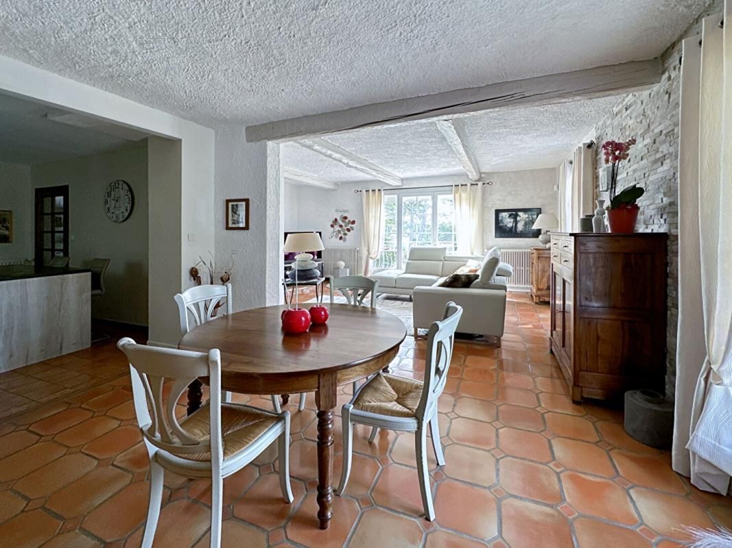 PIERREVERT SOUS COMPROMIS EXCLUSIVITE, à PIERREVERT, dans un cadre idyllique, superbe villa de 175 m² avec piscine et jardin arboré de 1650 m² 4