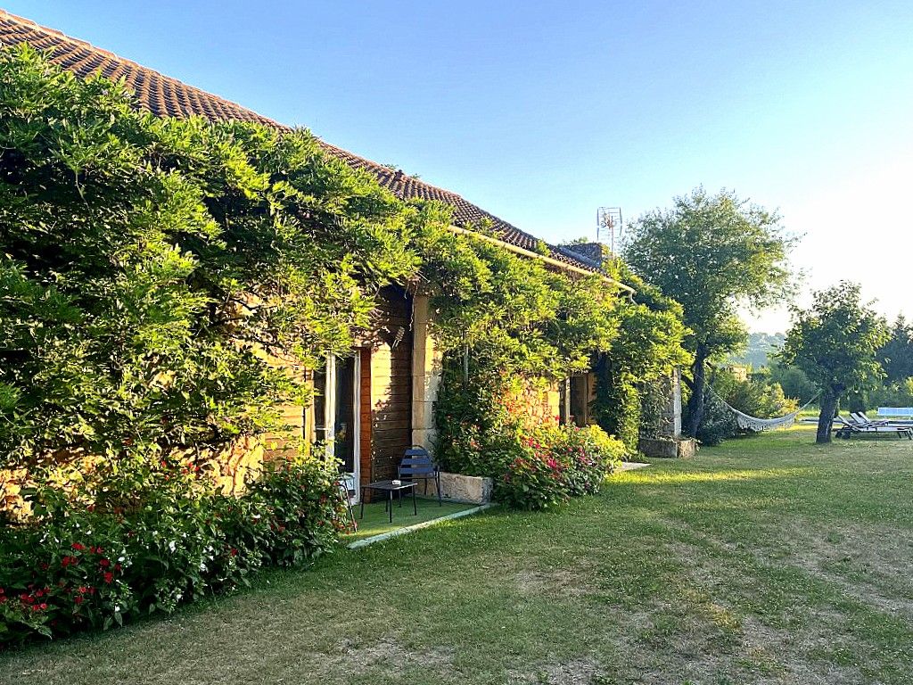 PUY-L'EVEQUE Ensemble de charme, deux maisons, rénovation soignée, piscine, terrain 1Ha 3