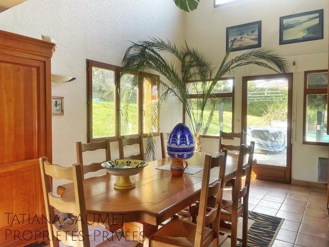 SATHONAY-VILLAGE Maison Sathonay Village 6 pièce(s) 172 m2 2