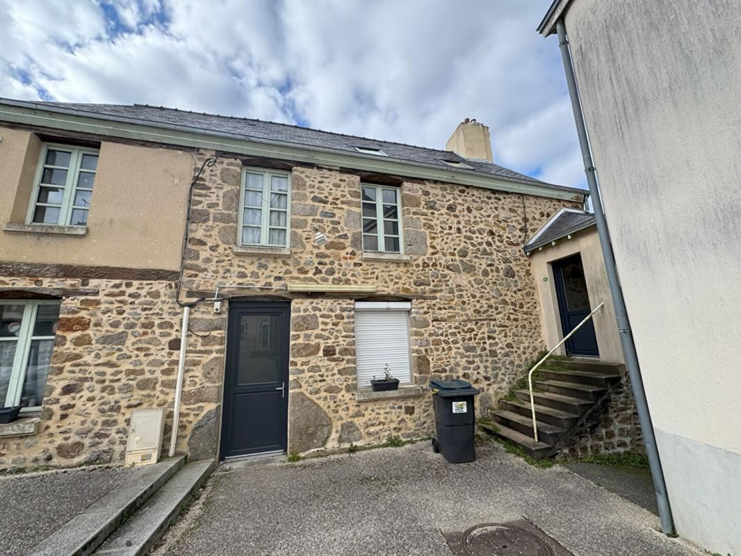 Maison en pierre 196m² au coeur du bourg avec maisonnette à rénover