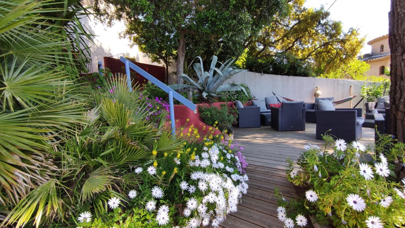 BORMES-LES-MIMOSAS Superbe Propriété/Gite 16 pièces 360 m2 piscine garages parkings à 2 pas du Lavandou 2