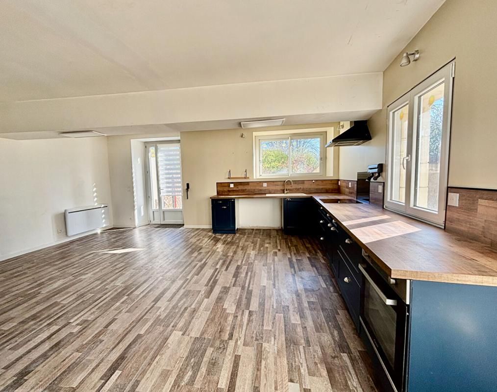 BAUGÉ-EN-ANJOU Maison Bauge En Anjou 6 pièce(s) 115 m2 4