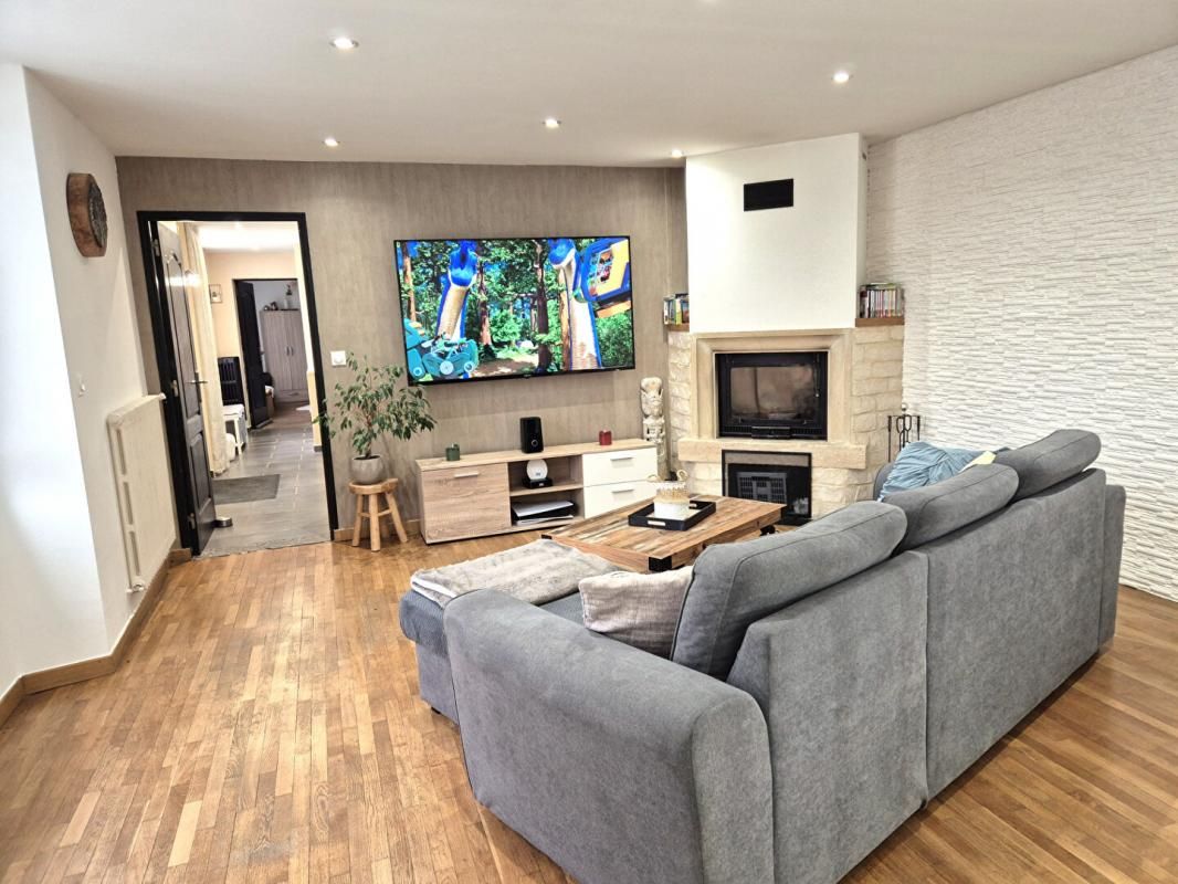 SAINT-DIZIER Belle Maison de Village de 162 m² Rénovée avec goût avec, Portail automatisé, Interphone-visio, Cour, Terrasses et Terrain clos et arboré de 1358 m² 3