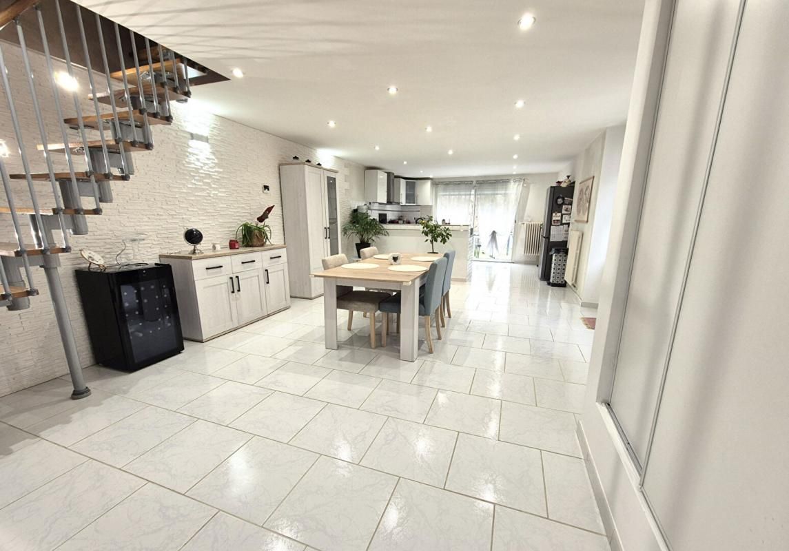 SAINT-DIZIER Belle Maison de Village de 162 m² Rénovée avec goût avec, Portail automatisé, Interphone-visio, Cour, Terrasses et Terrain clos et arboré de 1358 m² 4
