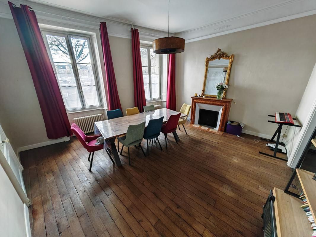 Exclu : Maison bourgeoise familiale à Châteauroux proche hyper centre, 8 pièces, + de 200 m2