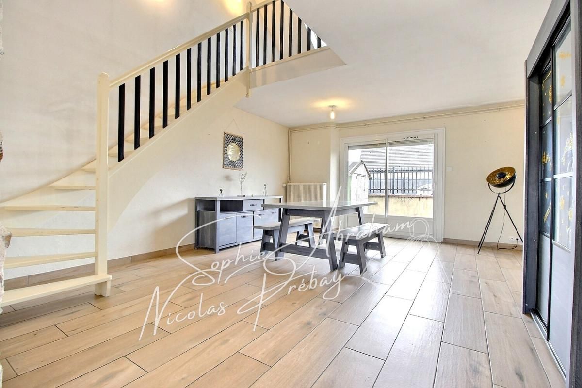 BONNEVAL Maison en pierres avec jardin et double garage 3