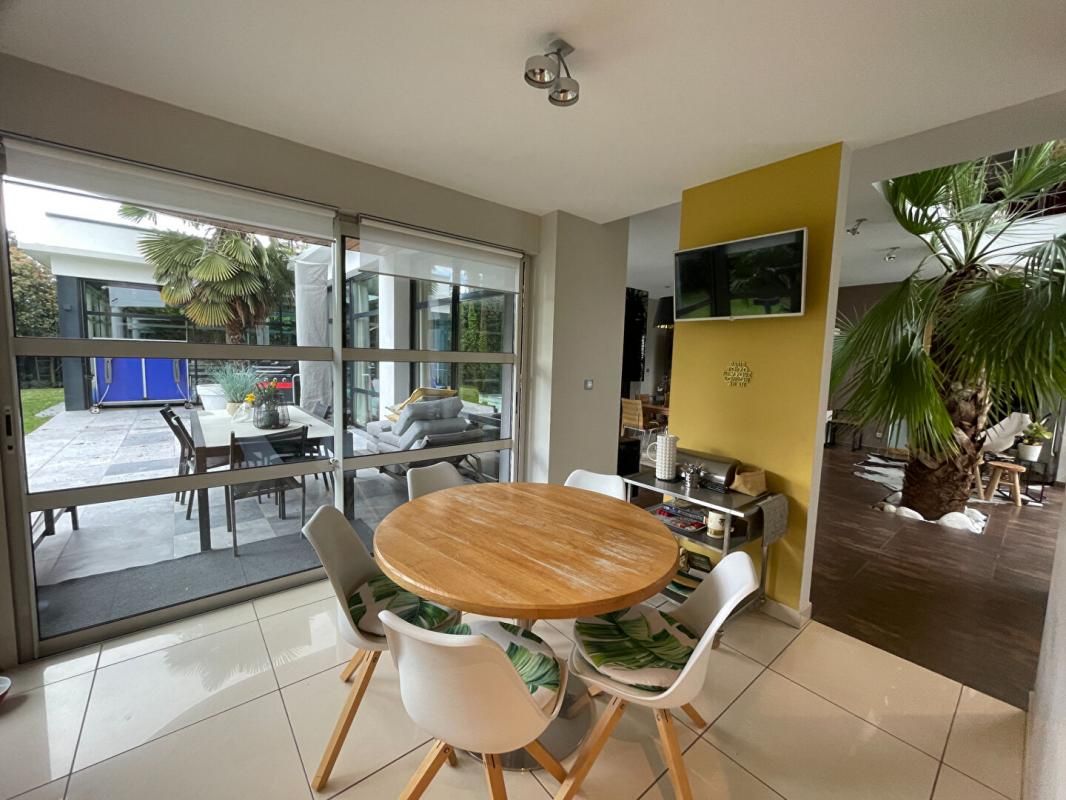 LILLE Maison d'exception, 5 chambres, Piscine couverte ,hammam, jardin arboré 3