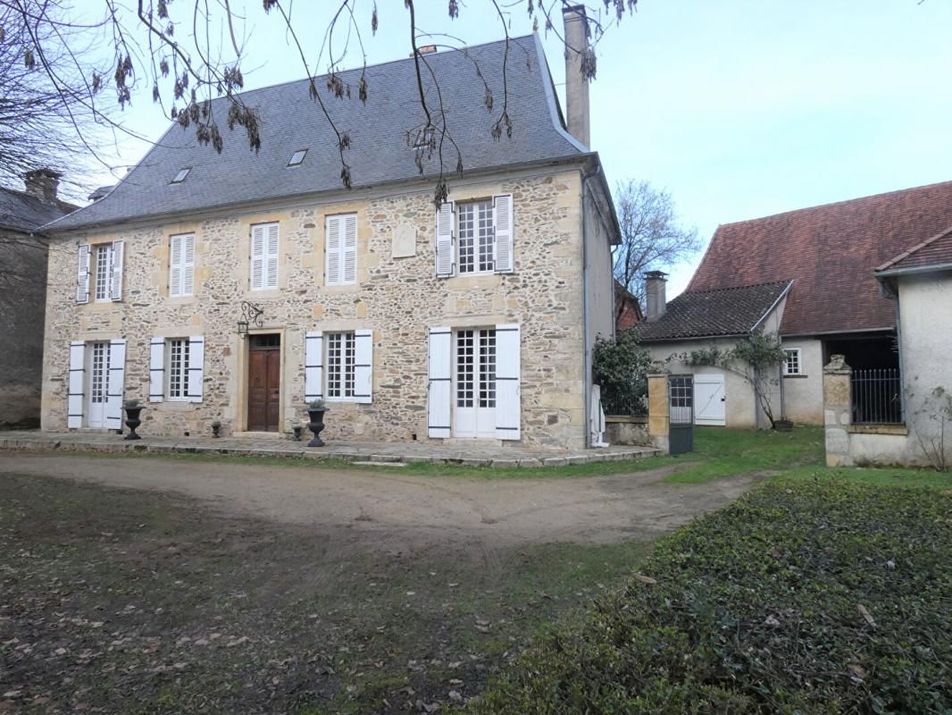 GENIS Maison bourgeoise 176m² habitables / grange / terrain 5 000m² 2