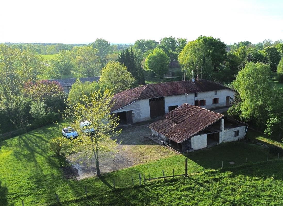 Ferme 80 m2 dépendances sur terrain 5000 m2
