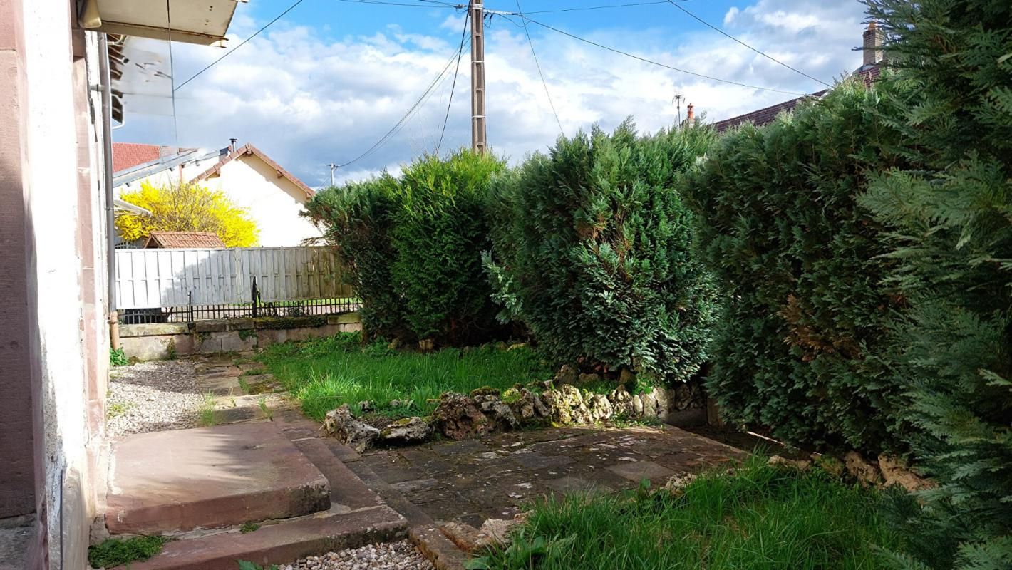 SAINT-LOUP-SUR-SEMOUSE Maison Saint Loup Sur Semouse 8 pièce(s) 252 m2 jardin 2
