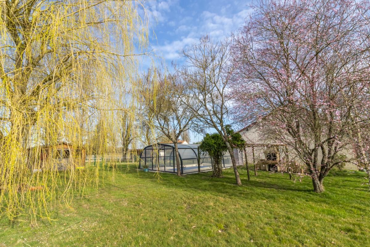 DUN-LE-POELIER Maison Dun Le Poelier 8 pièce(s) 161.84 m2 2