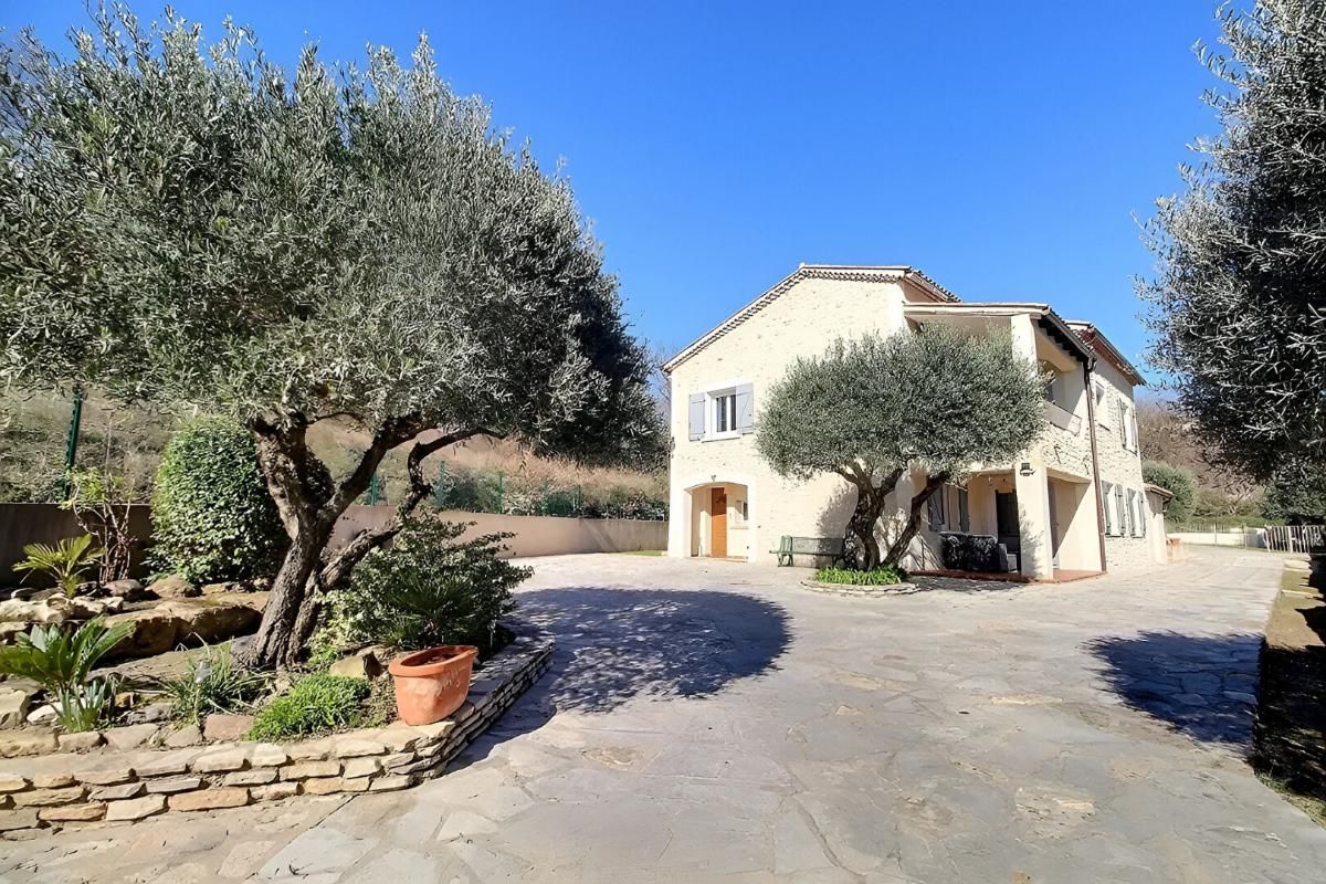 CRUVIERS-LASCOURS Maison de 164 m2 avec grand jardin, piscine et vue 2