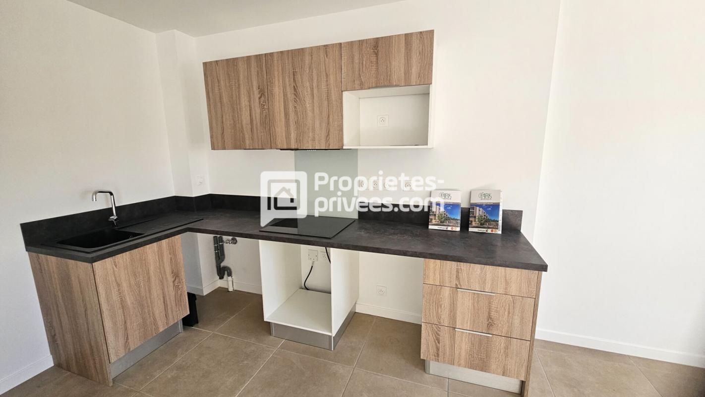 ELNE Appartement T4 de 90 m² avec terrasse et parkings 2