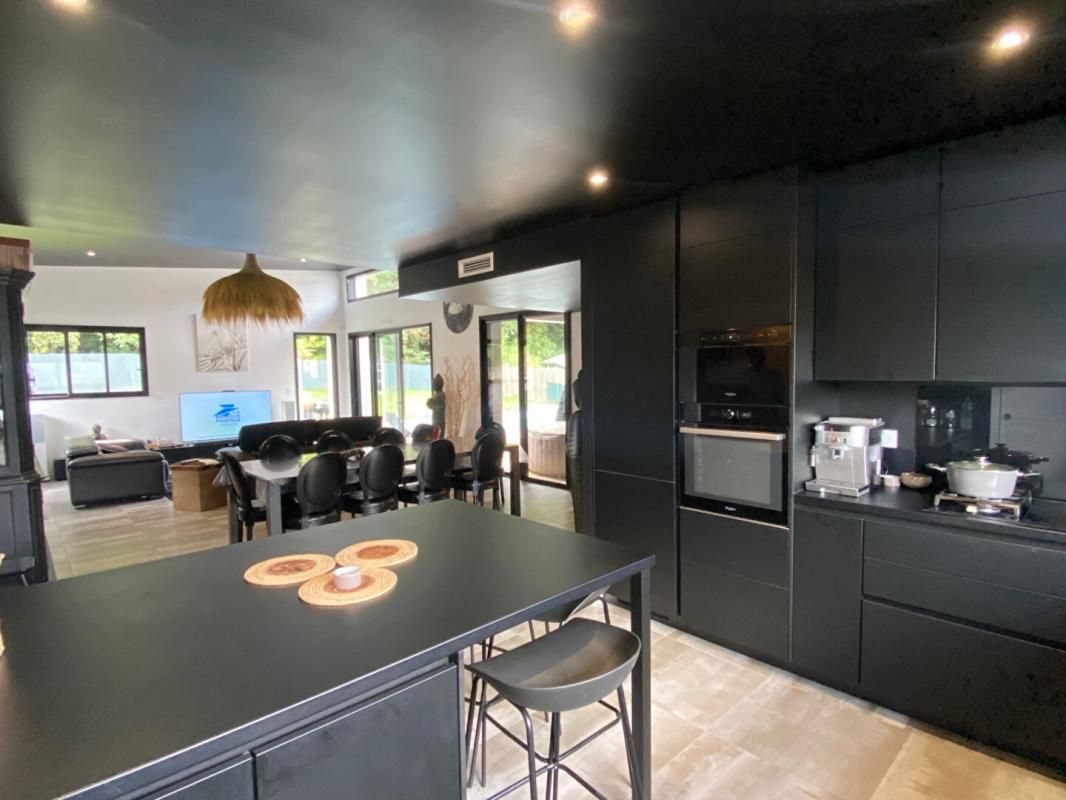 PLUMELEC PLUMELEC - Maison contemporaine de plain-pied de 2024 en parfait état de 145M² sur 1150M² de terrain, 6 pièces, 4 chambres, 2 salles de bains, piscine 3