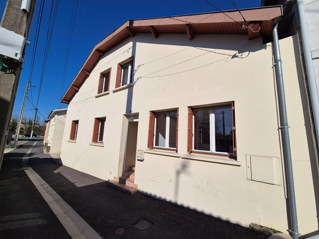 Belle Maison Individuelle de 75 m² à Rafraîchir et Extensible à 100 m² avec Cour, Garage, Terrasse, Véranda et Terrain clos et arboré de 200 m²