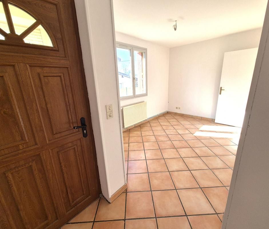 SAINT-DIZIER Belle Maison Individuelle de 75 m² à Rafraîchir et Extensible à 100 m² avec Cour, Garage, Terrasse, Véranda et Terrain clos et arboré de 200 m² 2