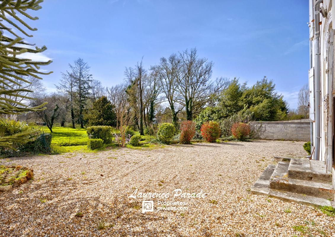 SAINT-MARTIAL-D'ARTENSET Maison 347m² porche annexes puits parc ruisseau 2