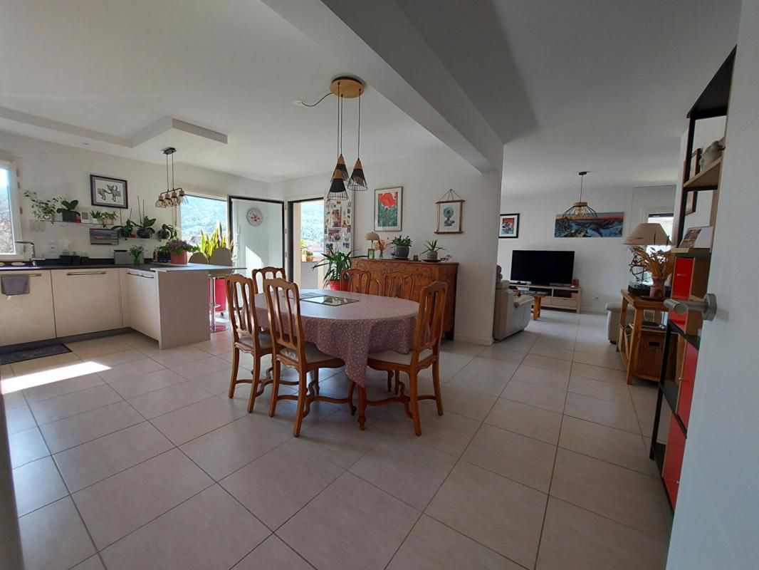 Rare : St jorioz centre : spacieux appartement récent de 133m², 4 chambres dont suite parentale, 2 terrasses, 2 sdb, 2 wc et garage de 33m² proche écoles et commerces