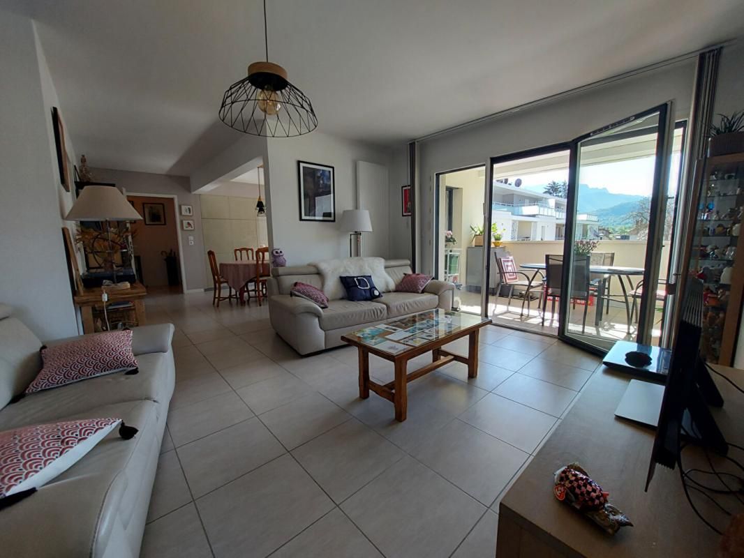 SAINT-JORIOZ Rare : St jorioz centre : spacieux appartement récent de 133m², 4 chambres dont suite parentale, 2 terrasses, 2 sdb, 2 wc et garage de 33m² proche écoles et commerces 2