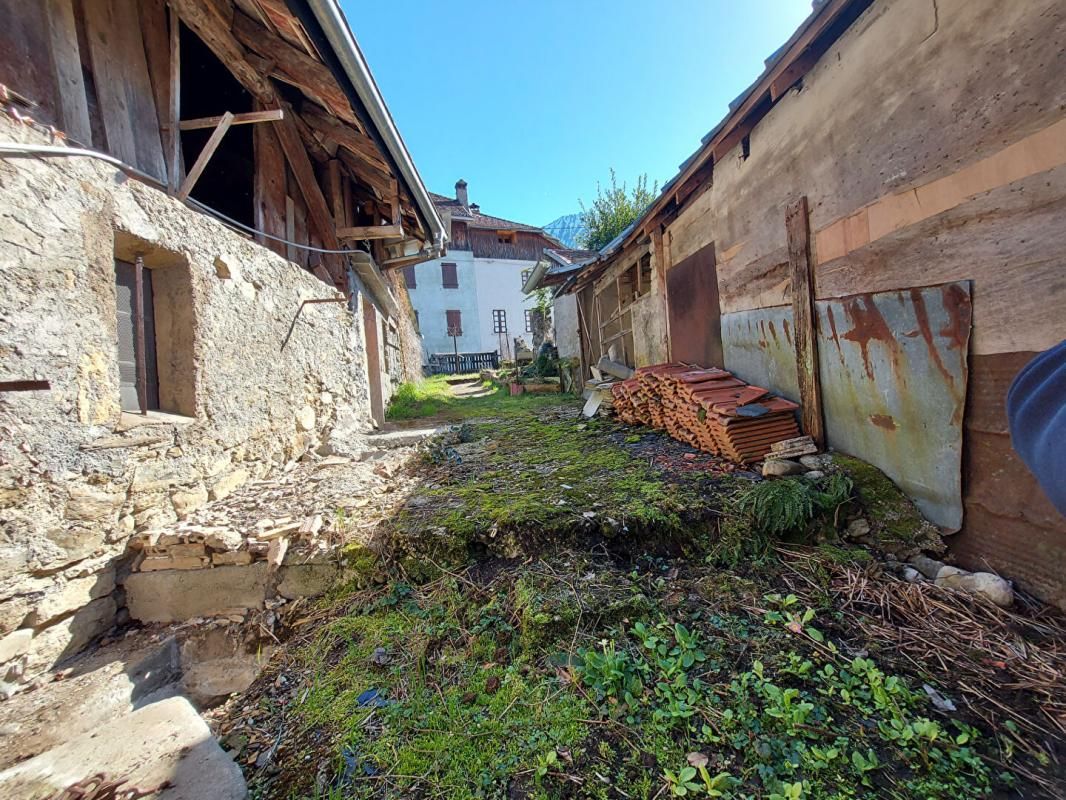 FAVERGES A saisir, sur une parcelle clôturée de 350m², à vendre ensemble immobilier constituer d'un garage, remise/grange, poulailler 2