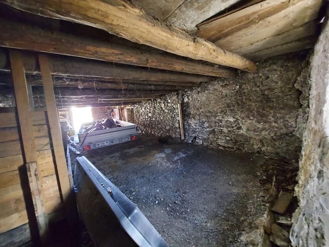 FAVERGES A saisir, sur une parcelle clôturée de 350m², à vendre ensemble immobilier constituer d'un garage, remise/grange, poulailler 3