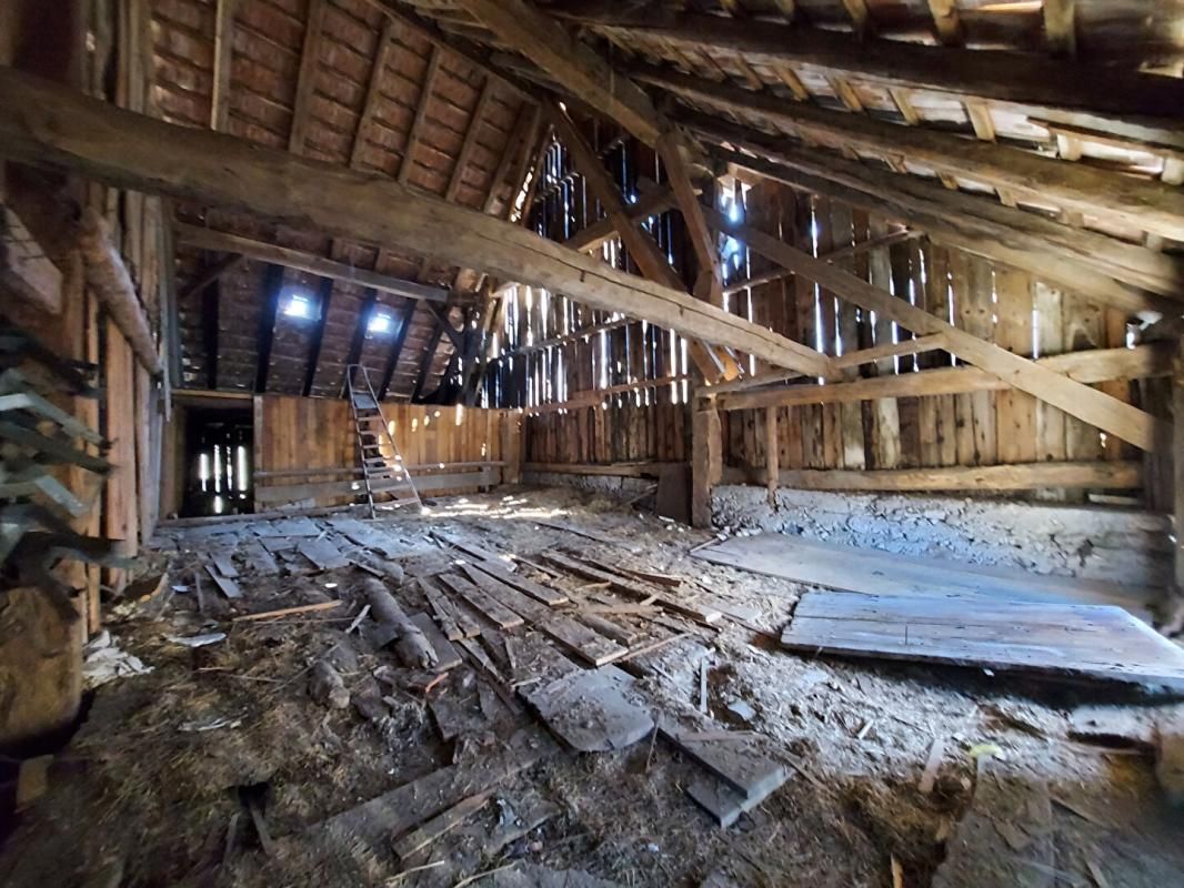 FAVERGES A saisir, sur une parcelle clôturée de 350m², à vendre ensemble immobilier constituer d'un garage, remise/grange, poulailler 4