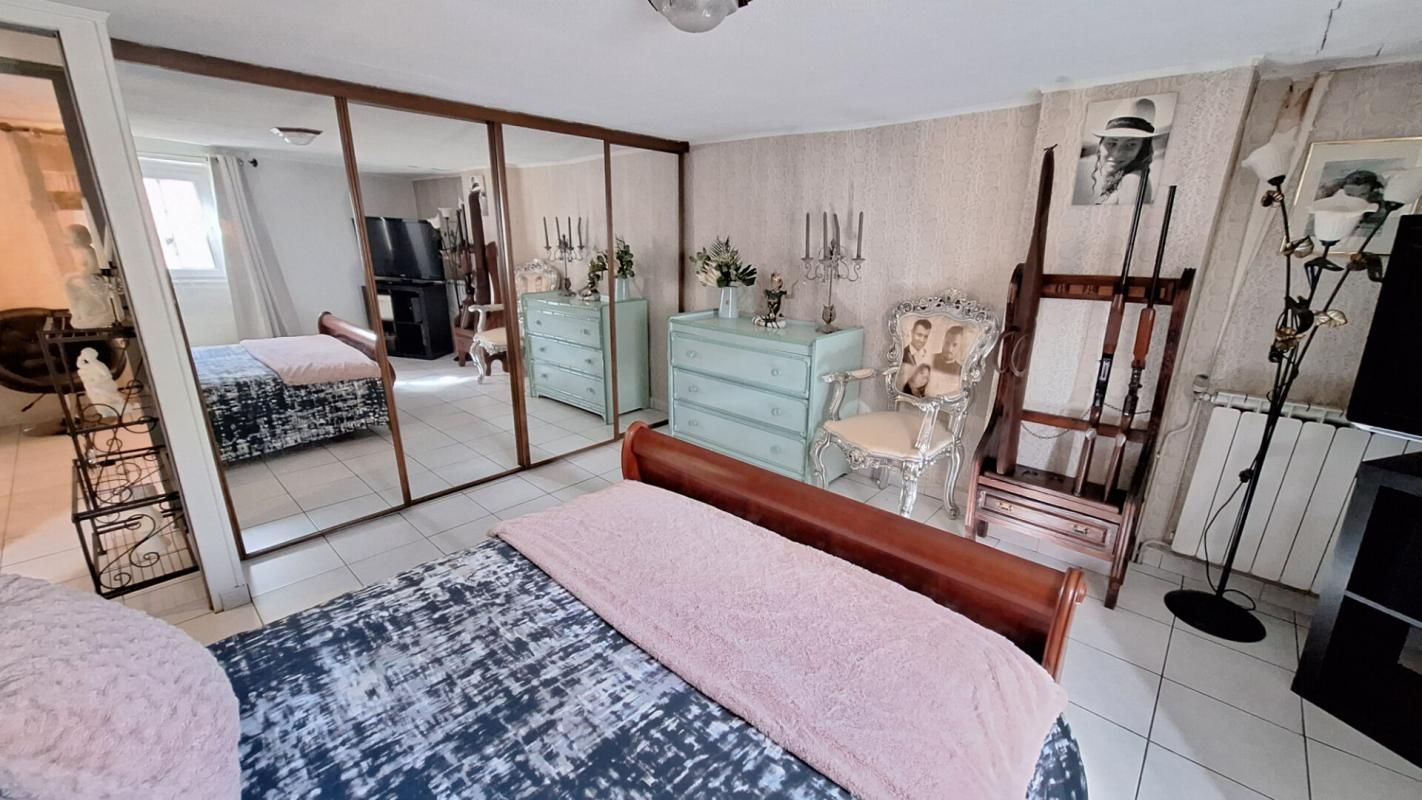 MARSEILLE-11E-ARRONDISSEMENT IMMEUBLE MIXTE - INVESTISSEMENT STRATÉGIQUE 2