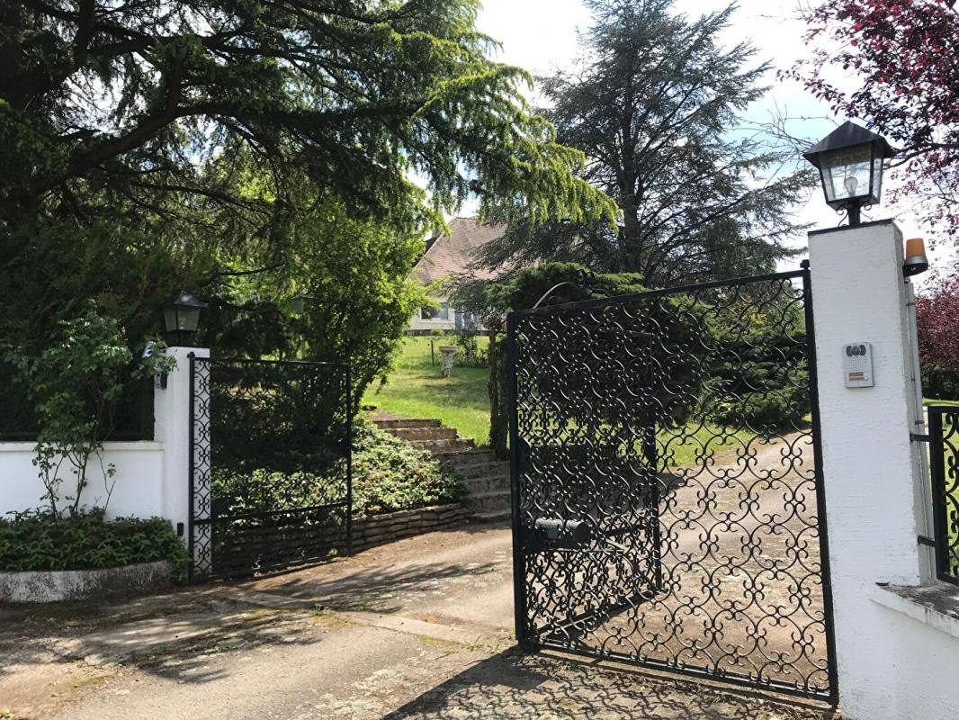MONTLUCON PROPRIETE DE CARACTERE AVEC PISCINE ET VUE PANORAMIQUE 2