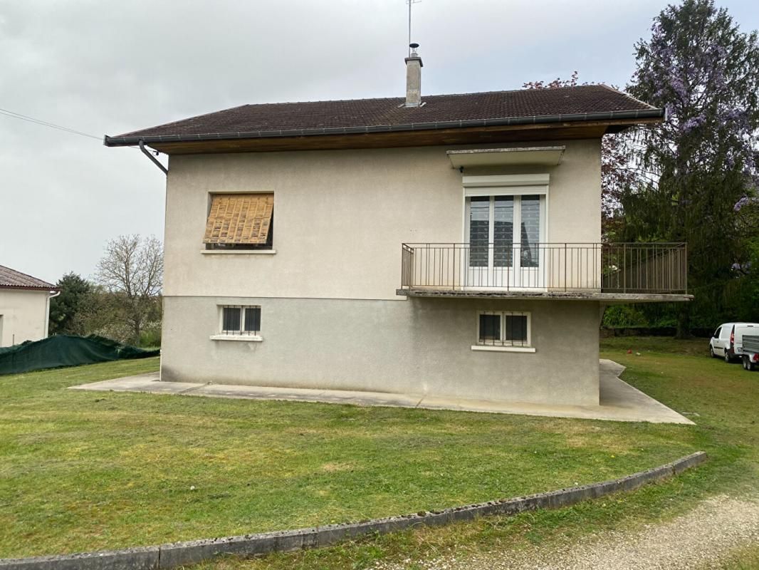 SAINT-AMOUR Maison individuelle plein coeur de Saint Amour d'une surface de 113 m2 avec terrain de 1'167m2 2