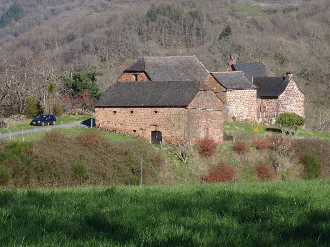 Secteur Villecomtal (Aveyron) - Corps de ferme en grès rouge - terrain 4200 m² - 167 480