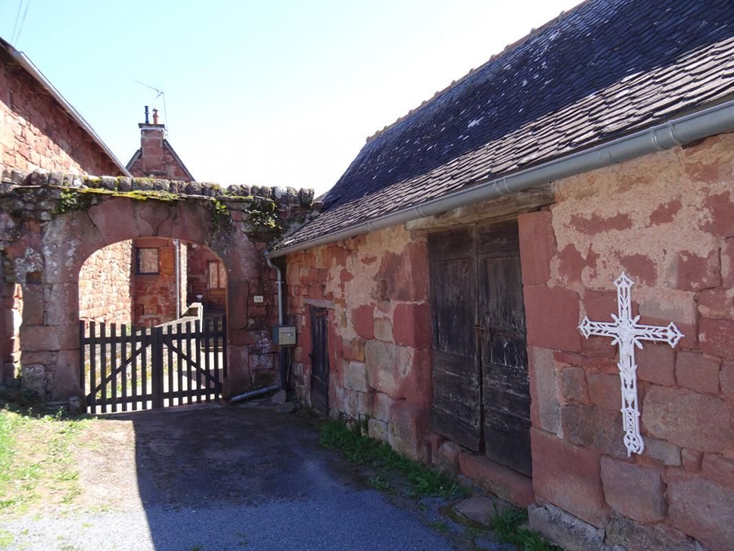 MOURET Secteur Villecomtal (Aveyron) - Corps de ferme en grès rouge - terrain 4200 m² - 167 480 2