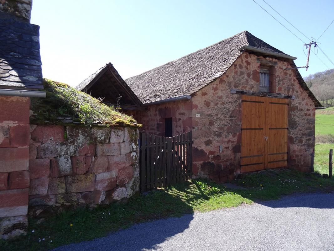 MOURET Secteur Villecomtal (Aveyron) - Corps de ferme en grès rouge - terrain 4200 m² - 167 480 3