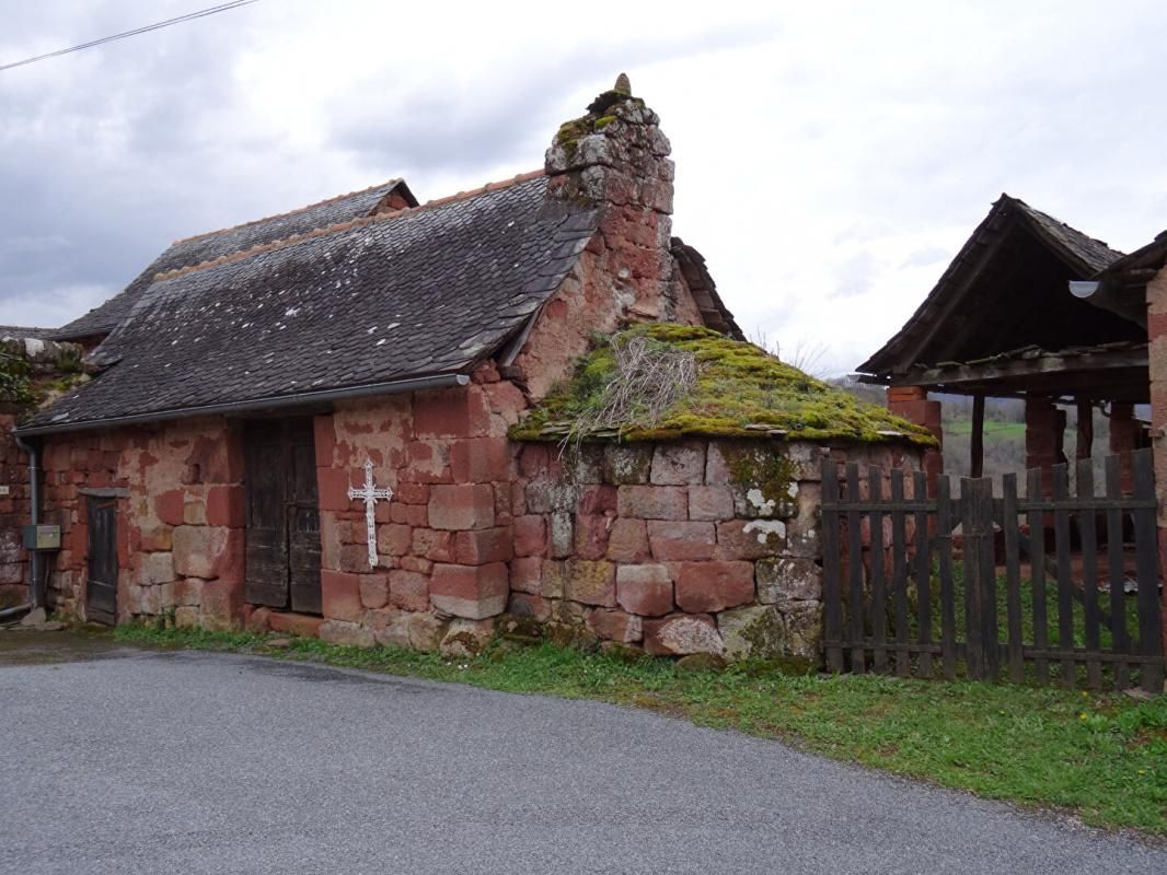 MOURET Secteur Villecomtal (Aveyron) - Corps de ferme en grès rouge - terrain 4200 m² - 167 480 4
